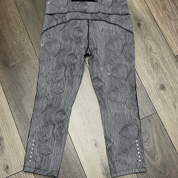 Nike Dri Fit Leggings Women Size M White Black Striped Swirls Yoga Pants - Picture 9 of 10